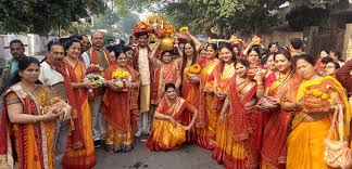 Women wearing yellow clothes carrying a vase on their head, the story will  start from tomorrow | श्रीराम कथा कलश यात्रा में छलका रामभक्ति का रस: पीले  परिधान पहने सिर पर कलश