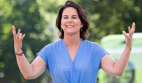 Annalena baerbock is the leader of die grüne, and a likely future green chancellor, come the elections in germany in september. Grunen Wahlkampf Annalena Baerbock In Pattensen Feld Pferde Und Trampoline Hier Wuchs Annalena Baerbock Auf Mopo