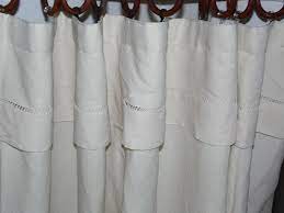 Il manque encore les oreilles on fait bien les deux pareilles, avec plein plein de cheveux une bouche et deux yeux, avec plein plein de cheveux et puis le nez bien au milieu. Rideau De Dressing Taille Dans Un Drap Ancien En Lin Fait Sur Mesure Textiles Et Tapis Par Annbcreation Draps Anciens Rideaux Vieux Draps
