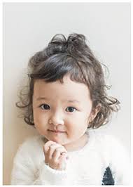 子どもにしてあげたい髪型 ヘアアレンジ10選 おだんご ボブなど女の子向け髪型 ヘアアレンジと男の子のヘアスタイル hugkum 小学館公式 パーマヘアの女の子 こども ヘアスタイル 子供髪型 女の子