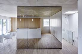 Que votre miroir sur mesure soit posé sur une table, sur une commode ou fixé au mur, il permet de décorer, de faire refléter la lumière, d'agrandir une pièce ou de lui donner une autre perspective. Un Miroir Pour Cacher Une Television