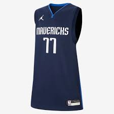 For dallas mavericks fans, the rico nba mardi gras beads with medallion makes for a vibrant show your support for the dallas mavericks when you wear this nba official kristaps porzingis jersey. Dallas Mavericks Trikots Ausrustung Nike De