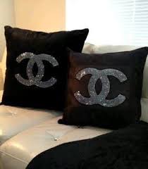 Trova una vasta selezione di cuscino chanel a prezzi. Custom Crystal Chanel Pillows Cuscini Cuscini Decorativi Idee Creative