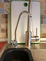 Filtru de apă este un adevărat purificator, garantat pentru eliminarea de bacterii, calcar și impurități de toate categoriille din apa de la robinetul din bucatarie sau de la un robinet separat, pe care îl utilizați. Cum Este ViaÈa Cu Un Filtru De ApÄ Cu OsmozÄ InversÄ Montat Direct Sub Chiuveta Nwradu Blog