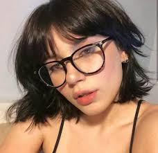 This style combines perfectly with all types of glasses, since it will not cover them however big they are. Follow Only Girls For More Byrdiiie Glasses Oculos Short Hair Cabelo Curto Bangs Fra Short Hair Glasses Short Hair With Bangs Short Hair Styles