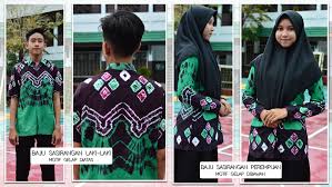 Baju batik sarimbit juga sangat populer di era sekarang dan jika anda ingin mengetahui modelnya, silahkan lihat disini berbagai koleksi gambar model baju batik sarimbit yang paling terkenal. Seragam Smkn 1 Banjarmasin Smk Negeri 1 Banjarmasin
