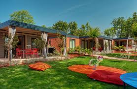 Der größere teil des camps besteht aus parzellen, die von 60 bis 110m2 groß sind und haben einen elektrikanschluss. Premium Mobilheime Im Camping Lanterna Camping Adriatic