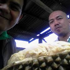 Karl Malone and former Alaska import Marques Bragg were shooting during a  camp when the Mailman blurted "I heared there's a point guard in the  Philippines that's supposed to be out of