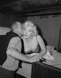 Nessuno è perfetto, è forse tra i finali più celebri e. Cinema Amore Mio Billy Wilder E Marilyn Monroe Sul Set A Qualcuno