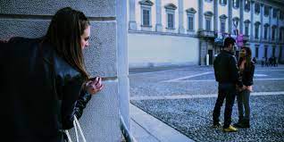 Someone who stalks may know their victim . Was Tun Bei Stalking Schweizerische Kriminalpravention