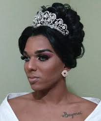 Eu Hillary Boulevard trago dessa vez como tema da minha arte uma linda  homenagem a todos os baianos que hoje represento. E como representatividade  aborto a fé, fé em todos santos, fé