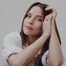 Amal Hussein's Instagram, Twitter & Facebook