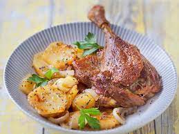Le point important étant de bien serrer les morceaux. Cuisses De Canard Aux Pommes De Terre Confites Recette De Cuisses De Canard Aux Pommes De Terre Confites Marmiton
