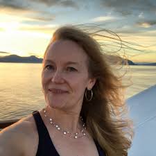 𝐅𝐑𝐄𝐄 𝐒𝐮𝐧𝐬𝐞𝐭 𝐘𝐨𝐠𝐚 𝐢𝐬 𝐛𝐚𝐜𝐤! 🧘 Unwind with us outdoors  during a peaceful hour of yoga, surrounded by nature and bathed in golden  hour light. All experience levels are welcome, just bring