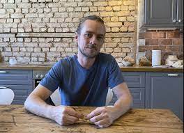 Psykolog peder kjøs (51) synes det er ubehagelig å ta seg selv i å være snobbete. Peder Kjos Slepper Bok Om A Vere Aleine Midt I Koronaisolasjonen