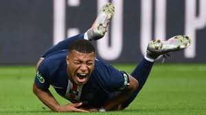 Starting lineup, confirmed team news, champions league squad, latest injury updates psg vs man city live! Kylian Mbappe Psg Striker Injured By Horror Tackle Football News Sky Sports
