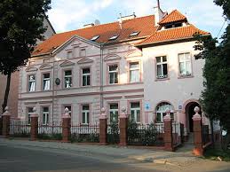 Warto zatrzymać się na molo, poobserwować wodne ptactwo, żaglówki, łódeczki pływające po jeziorze i festiwalowy amfiteatr. Mragowo Wikiwand