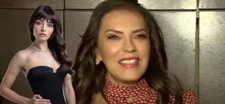 1990'ların en ünlü türk pop müziği şarkıcılarından olan salkım, ayrıca 1996 yapımı eşkıya filmindeki emel rolüyle de. Ariza Dizisi Yesim Salkim In Hayran Kaldigi Iki Isim Var