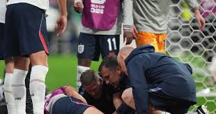 Victoria de Inglaterra contra México: Henderson estaba en el banquillo, pero aun así recibió una tarjeta amarilla y tuvo que ser retirado del campo en camilla.