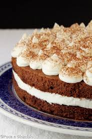 Nella preparazione di torte farcite con crema e poi decorate è importante ricordarsi di bagnare la torta; Torta Al Cacao Con Doppia Crema Al Latte Pane E Gianduia