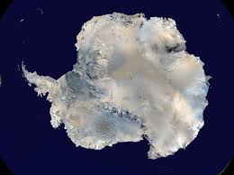 Aparentemente un lugar inhóspito, frío y oscuro, pero, ¿qué tiene la antártida que atrae al que va?, ¿qué hace que sea adictiva? Antartida Wikiviajes