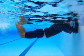 在現今四項泳式當中，蝶式（又名蝶泳，英文為 butterfly stroke）是近代被列為規定泳式的一種，它是為了提高 蛙泳 速度而演變出來的泳式，於1956年第十六屆奧運會成為正式的比賽項目；而在外觀上，因為其空中移臂的動作跟蝴蝶展翅很像，所以稱為「蝶式」。. è¶è…³åŠè¶å¼åˆ†è§£å‹•ä½œé»žæ¨£åš ä»¤ä½ æ¸¸èµ·ä¾†æ›´å¸¥æ°£ ä½•å·´å·´ç§äººæ¸¸æ³³æ•™ç·´