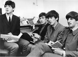 The Beatles Paul Mccartney John Lennon George Harrison And Ringo Starr Signing Autographs In Their Dressing The Beatles John Lennon Beatles Beatles Pictures