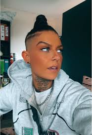 Chloe Burgess🐙 (@chloburgess)