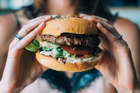 Hoy, en conmemoración del día internacional de la hamburguesa, nos hemos propuesto dignificar este preparado culinario de orígenes inciertos, elevarlo a la categoría de bocado exquisito y evitar que la mente traicionera nos traslade a un local de comida rápida con asientos de escay, empleados con. Celebra Con Nosotros El Dia Internacional De La Hamburguesa Sabor Usa