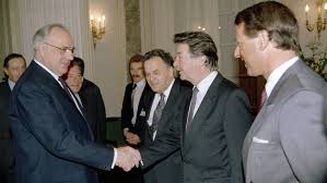 Le chancelier de la confédération apporte son. En 1988 Rene Felber Entre Au Conseil Federal