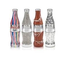 Verre coca cola pour le plaisir des enfants de boire le coca cola dans son verre. Wandbilder