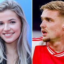 Zeer grof spreekkoor over topinfluencer Jade Anna bij wedstrijd Kenneth  Taylor, maar zij laat zich niet kisten