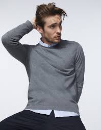 Pull pour homme gris anthracite col rond avec une composition 100% coton, style intemporel avec une couleur unie facile à assortir. Pull Gris Fonce En Maille Avec Jeux De Reliefs Dos Homme Ikks Mode Printemps Ete Pull Cardigan Sweat