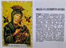 De semblante grave e melancólico, nossa senhora traz no braço esquerdo o menino jesus, ao qual o arcanjo gabriel apresenta quatro cravos e uma cruz. Santinho De Papel