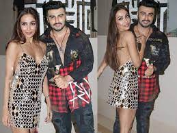 Malaika arora looks endearing in a tiered gathered dress. Malaika Arora Pulls Arjun Kapoor S Leg During His Live Session Filmfare Com