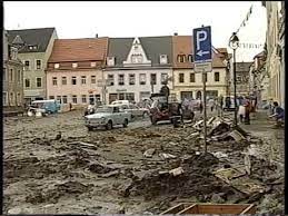 Vor allem im westen und süden von deutschland herrschen aktuell starke unwetter. 2002 Die Flut Katastrophe Doku Zusammenfassung Youtube