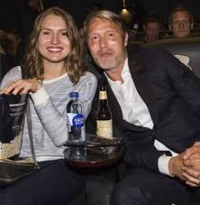 Vi har flere gange set ham på den røde løber i selskab med familien, men vi har kigget lidt nærmere på den unge skuespillersøn. Mads Mikkelsen With Daughter Viola Jacobsen Mikkelsen Celebrities Infoseemedia