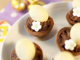 Decouvrez La Recette Petits Nids De Paques Chocolat Creme De Salidou Sur Cuisineactuelle Fr Nid De Paques Chocolat Desserts De Fete Nid De Paques