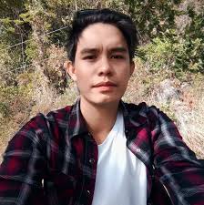 The Serama has several distinct traits that separate it and make it  different from an Old English Game Bantam or a Japanese Bantam. The most  important of those is the Serama's vertical