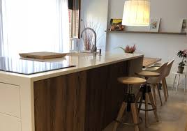 Una barra americana suele tener poco fondo (unos 45cm) y una altura superior a una mesa normal (75cm), pues suele tener continuidad con la encimera la barra forma así una especie de península o saliente que no cierra la cocina sino que establece un elemento en el medio. Isla Peninsula Y Barra Americana Proyectos De Cocina Bastida Sukaldeak