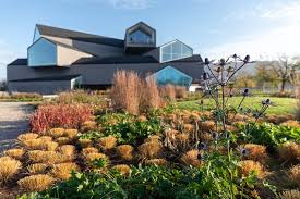 Vitra haus herzog & de meuron share on facebook share on twitter share on pinterest_share share on email share on print more sharing services 6 march 20, 2010 / weil… Das Vitrahaus Verwandelt Sich In Ein Stimmungsvolles Winter Village