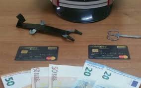 Acest plafon poate fi ridicat la cererea clientului. Romani Prinsi Cand Jefuiau Bancomate Cu FurculiÅ£a Si ForfecuÅ£a Stirileprotv Ro