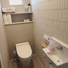 chelucy my homeはinstagramを利用しています 1階トイレ トイレの窓下に 棚を2段作ったので たくさん収納出来て便利 𖡼𓏸 生理用品 無印のラタンboxに100均の 巾着を掛けてます トイレットペーパーは 下段 トイレのデザイン トイレ 収納 アイデア