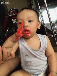 Chỉ 3 phút quay đi, mâm cơm gia đình bị phá tanh bành, con trai 7 tháng người phủ trắng cơm