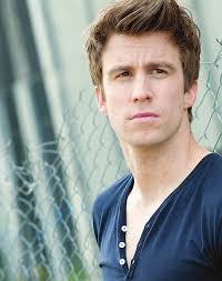 PERFORMER GAVIN CREEL RETURNS TO COLLEGE TOWN