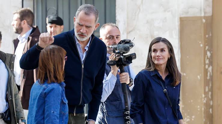 Felipe y Letizia retoman entre aplausos la visita a los afectados por la DANA que interrumpieron los disturbios de Paiporta | Vanity Fair