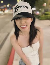 Sandara Park deslumbra con su figura en Los Ángeles y comparte momentos  íntimos con sus fans La estrella de 2NE1 irradia felicidad y estilo  mientras disfruta de su paso por California ---