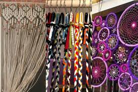 Sekat ruangan seperti ini juga membuat ruangan terlihat luas. 9 Inspirasi Diy Tirai Sekat Ruangan Dari Kancing Hingga Tutup Botol