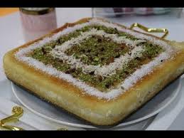 بسبوسة بالقشطة ستبهر كل ضيوفكم بطريقة تقديم مميزة لكل المناسبات السعيدة وكتيييير سهلة Youtube Arabic Dessert Food Arabic Food