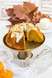 Jahrhundert in allen möglichen variationen. Kurbis Gugelhupf Mit Frosting Kuchendeern Herzhafte Kuchen Leckere Desserts Kokosnusskuchen